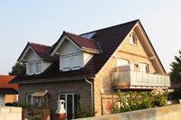 2 Familienhaus Bochum Herne, Fertighaus, Balkon, 4 Gauben, Mauerwerk Verzierungen, Rundbogenfenster, KWL mit WRG