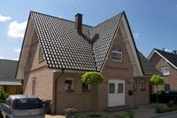 Haustyp Holzwickede - Friesenhaus, Landhaus, Massivhaus in NRW, Satteldachgarage, Gaube, Verzierungen Fassade