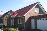 Bungalow Duisburg Voerde mit Satteldach und Vollkeller in NRW, Solaranlage, Garage, Klinker, Massivbau, Dach im Eingang hochgezogen