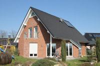 Haustyp Bochum Wattenscheid, Massivhaus Klassiker in NRW, Solar, Balkon, Tonnendach - Gaube, Dachschleppe mit Sulen, Spitzerker