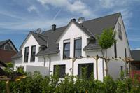 Doppelhaus Remscheid, Massivhaus in NRW, Putzbau, farbige Fenster, Satteldachgauben, Ausbauten, Schornstein