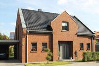 Haustyp Selm im englischen Landhaus-Stil - 4-Giebel-Haus in NRW, Herrenhausgiebel, Schilddachgiebel, Massivhaus Landhaus Einfamilienhaus Neubau, Mauerwerkverzierungen Giebelohren, Carport-Anlage