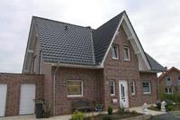 Haustyp Remscheid - Friesenhaus - Landhausstil, Massivhaus mit Klinkerornamenten, Stich ber Fenstern (Rundbgen), Friesenband, massive Garage, Klinkerfassade