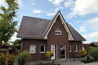 Haustyp Herten - Friesenhaus, Landhaus, Landhausstil, 3-Giebel-Haus, Schleppgaube, Erker, Rundbogenfenster, Pfettenkpfe sichtbar
