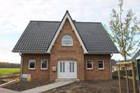 Haustyp Essen - Friesenhaus, Landhaus in NRW, Friesenhausgiebel, Rundbogenfenster, Pfettenkpfe, Erdwrmepumpe, Erker - zwo ARCHITEKTEN Huser