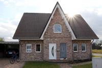 Haustyp Unna - Friesenhaus, Friesengiebel, Rundbogenfenster, Erker, Gaube, Solaranlage, Carport