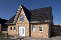 Haustyp Voerde - 4-Giebel-Haus, Friesenhaus, Landhaus, NRW, KfW 55, Rundbogen, Verzierungen im Mauerwerk