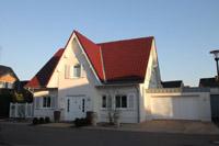 Haustyp Wattenscheid - Friesenhaus in Putzbauweise mit Fensterlden / Klapplden, Friesengiebel, Landhaus, Garage mit Zink - Umrandung
