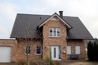 Haustyp Recklinghausen - Landhaus, Massivhaus im Landhaus-Stil, 4-Giebel-Haus, Sprossenfenster, Balkon, Solaranlage, sichtbare Sparren (offen), Schornstein - zwo ARCHITEKTEN Huser in NRW