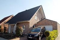 Haustyp Oberhausen - Landhaus, Landhausstil, Massivhaus im NRW, Dachschleppe mit Sulen ber Eingang, Satteldach Garage, Schornstein