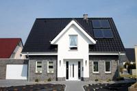 Haustyp Duisburg, Massivhaus Hausbau NRW, Solaranlage, Fronspie, Haustr berdacht, Lisenen Putz - Klinker, Satteldach