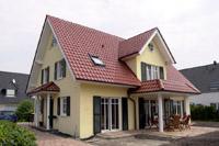 Haustyp Bergkamen - Mediterranes Landhaus mit Fensterlden (farbig), Sprossen, Sulen, Balkon, Ausbauten, gelber Putzbau, gelber Putz, Neubau-Haus