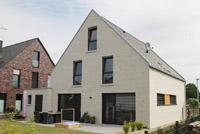 Modernes Einfamilienhaus mit Satteldach "Gelsenkirchen II", Schildgiebel, heller Klinker, Holz-Verschalung, Eingang / Haustr berdacht / Raffstoren, Erdwrme uvm.