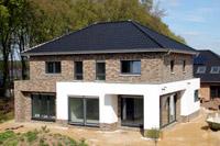 Moderne Massivhaus Stadtvilla Bottrop - Kombinationsfassade Klinker Putz als Staffelgeschoss