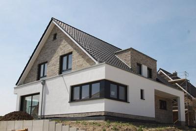 Modernes Satteldach Haus, massiv, Klinker- Putz Fassade