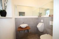 Gste-WC mit Urinal, Gste Bad, WC im Neubau Massivhaus - zwo ARCHITEKTEN