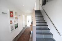 Grerade Treppe, geradlufige Treppe, Betontreppe mit Fliesen - Massivhaus Architektenhaus von zwo ARCHITEKTEN - NRW