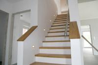 Grerade Treppe, geradlufige Treppe, Betontreppe mit Oberbelag aus Holz - Massivhaus Architektenhaus von zwo ARCHITEKTEN - NRW