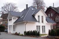 Haustyp Dorsten, Walmdachvilla, Balkon, Sulen, Fertiggaragen, Schornstein, Sprossenfenster, Kamin
